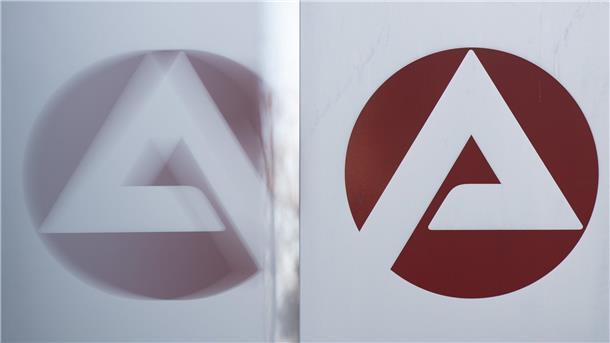 Logo der Agentur für Arbeit spiegelt sich in einer Scheibe