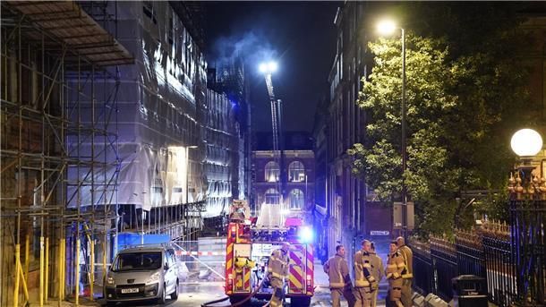 Im britischen Leeds brennt ein baufälliges Hochhaus.