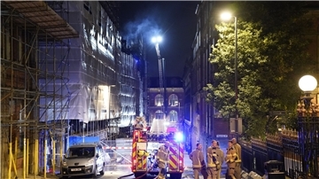 Im britischen Leeds brennt ein baufälliges Hochhaus.
