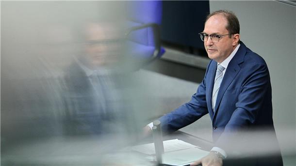 Dobrindt: Politikwechsel hat begonnen - an den Grenzen Im Bundestag erklären die Ministerinnen und Minister des Kabinetts von Kanzler Friedrich Merz (CSU) diese Woche ihre Pläne für die kommenden vier Jahre.