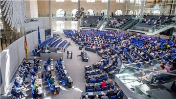 Im Bundestag sitzen derzeit 736 Abgeordnete. Damit ist er so groß wie nie zuvor.