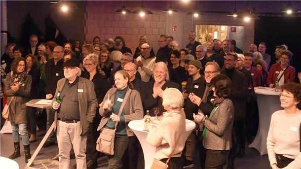 Im Capitol, wo sonst Satire-Veranstaltungen stattfinden, traf sich Bremerhavens Kulturszene zum Neujahrsempfang. Zum Schmunzeln gab es auch an dem Abend reichlich - neben Informativem.