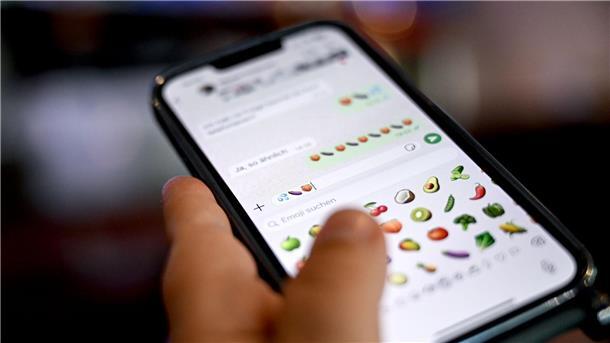 Emoji gesucht: Welches Bild steht für die Vulva? Im Chat werden die Aubergine oder der Pfirsich gelegentlich anzüglich verwendet. (Symbolbild)