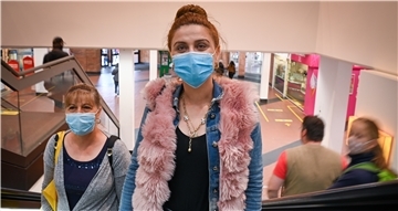 Im Columbus-Center in Bremerhaven gilt nicht nur in den Geschäften, sondern auch auf den Gängen die Maskenpflicht. Desislava Bzhaleva (re.) und Galadina Bzhaleva halten sich an die Regeln.