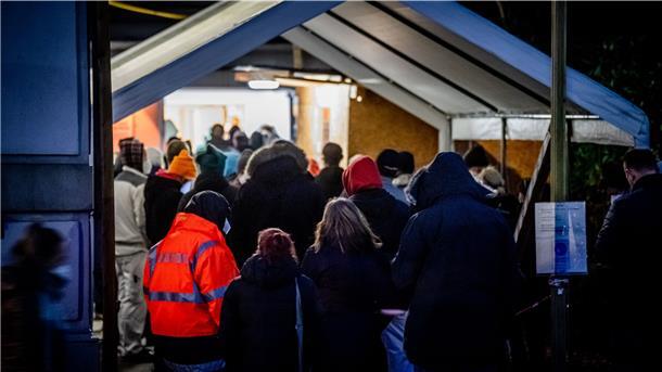 Im Corona-Testzentrum Nord in Speckenbüttel, geführt durch den Kreisverband des Deutschen Roten Kreuzes Bremerhaven, ist der Andrang gerade nach Feierabend in den Abendstunden immens.
