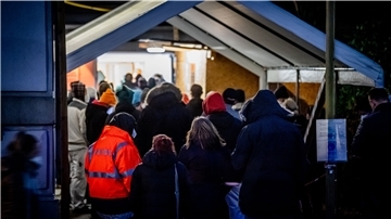 Im Corona-Testzentrum Nord in Speckenbüttel, geführt durch den Kreisverband des Deutschen Roten Kreuzes Bremerhaven, ist der Andrang gerade nach Feierabend in den Abendstunden immens.
