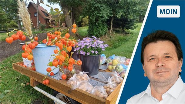 Links: Blumen und Äpfel auf einem Bollerwagen. Rechts: NZ-Reporter Ismail Kul.