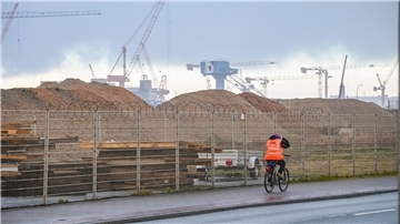 Im der sonst eher flachen Seestadt türmen sich Berge von Bauschutt an der Barkhausenstraße auf.