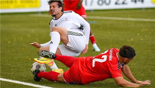 Im Derby geht es stets auch rustikal zu: Jannis Leu vom ESC foult Ricardo Marafona da Costa.