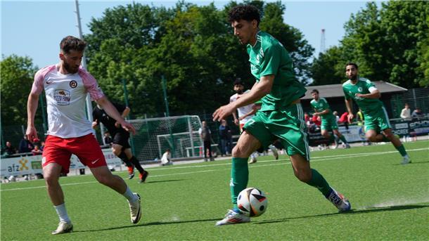 Im Derby trennten sich Wulsdorfs Mahmut Gündogdu (rechts) und Spartas Ali Muhaxheri 1:1. Jetzt wollen die Spartaner Schützenhilfe für die Wulsdorfer leisten.