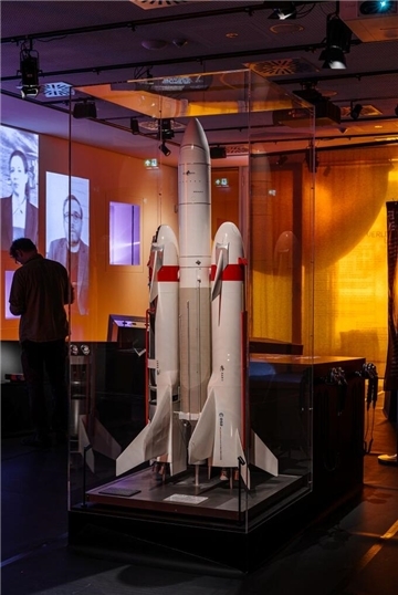Das Modell einer Rakete ist zu sehen. Im Deutschen Auswandererhaus widmet sich die Sonderausstellung „Verlockung Weltall“ der Frage, wie Menschen künftig über die Erde hinaus reisen und leben könnten.