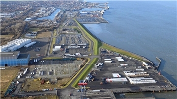 Im Deutschen Offshore-Industrie-Zentrum in Cuxhaven werden neue Liegeplätze und Terminalflächen gebaut. (Handout)