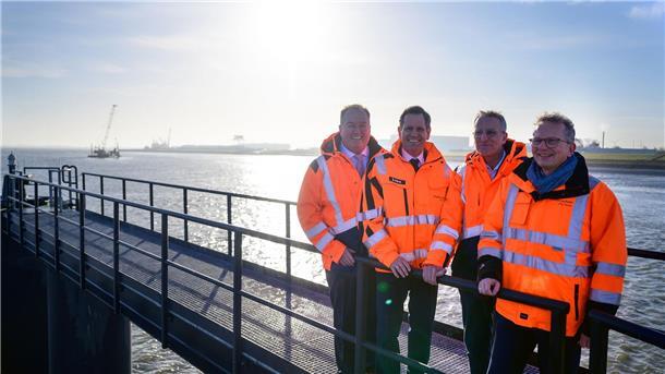 Cuxhaven als zentraler Umschlagplatz für Windkraftanlagen Im Deutschen Offshore-Industrie-Zentrum in Cuxhaven werden neue Liegeplätze und Terminalflächen gebaut.