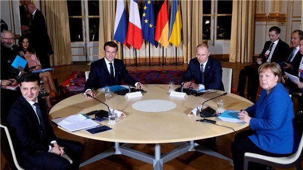 Im Dezember 2019 saßen sich der ukrainische Präsident Wolodymyr Selenskyj (l) und der russische Präsident Wladimir Putin (2. v. l.) das letzte Mal gegenüber.