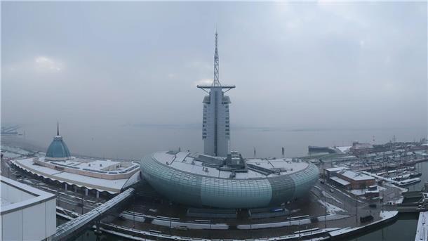 Ein Jahr Super-Webcam: Bremerhaven im Zeitraffer (Video) Bremerhaven aus der Luft. Die Stadt ist mit Schnee bedeckt.
