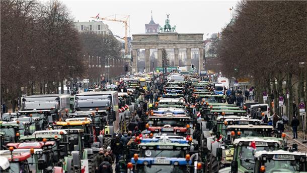 Im Dezember fuhren die Bauern mit tausenden Traktoren durch Berlin um gegen die Pläne der Regierung zu protestieren.