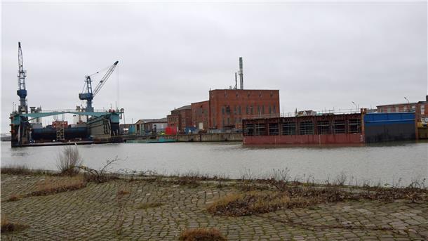 Im Dock V wird zurzeit der Schwerlastponton „Offshore BHV 1“ auseinandergeschnitten. Die 25-Meter-Verlängerung (rechts im Bild) liegt im Kaiserhafen I bereits in Warteposition. Foto: Rabbel