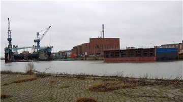 Im Dock V wird zurzeit der Schwerlastponton „Offshore BHV 1“ auseinandergeschnitten. Die 25-Meter-Verlängerung (rechts im Bild) liegt im Kaiserhafen I bereits in Warteposition. Foto: Rabbel