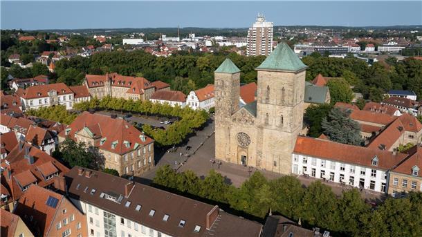 Bischof Dominicus ruft zur Nächstenliebe auf Im Dom von Osnabrück feierten rund 1.000 Gäste den Gottesdienst zur Amtseinführung von Bischof Dominicus.