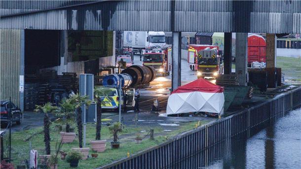 13-Jähriger soll Obdachlosen erstochen haben Im Dortmunder Hafen sicherte die Kriminalpolizei in einem Tatort-Schutzzelt Spuren.