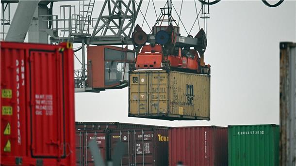 Bundesbank: Erholung der deutschen Wirtschaft verzögert sich Im Duisburger Hafen werden Container verladen.