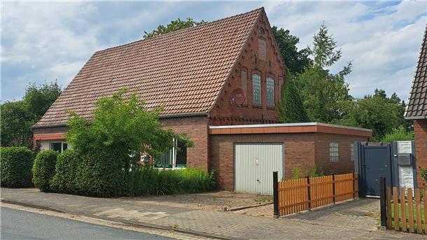 Vertriebener Jude aus Sandstedt: Kehrte Hans Wolff nach dem Zweiten Weltkrieg zurück? Im ehemaligen Haus der Familie Wolff an der Osterstader Straße 21 in Sandstedt betreibt Karla Mombek inzwischen ihre Rechtsanwaltskanzlei. Sie hält die Erinnerung an das jüdische Leben im Ort wach.
