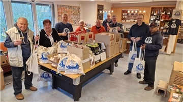 Im Einsatz für Seeleute, die fern der Heimat und Familie Weihnachten verbringen: 350 Beutel mit verschiedenen Gaben haben die Helferinnen und Helfer der Seemannsmission Unterweser gefüllt und werden sie in Häfen an Bord bringen.