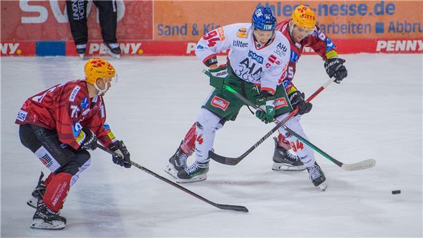 Im Eishockey kommt es seltener vor als im Fußball, doch auch die Kufenflitzer bauen in Zweikämpfen ab und an mal eine Schwalbe ein.