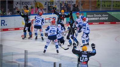 Im ersten Heimspiel der Saison gegen die Schwenninger Wild Wings hatten die Fischtown Pinguins viel Grund zum Jubeln.