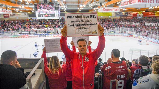 Pinguins holen Zittersieg gegen Iserlohn - Sonntag geht’s nach Berlin Im ersten Powerbreak protestiert der Pinguins-Stammverein, der REV Bremerhaven, gegen die geplanten Einsparungen, die den Fortbestand gefährden.