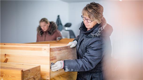 Im ersten Schritt schleift Yvonne Holst mit ihrer Schwiegermutter Anja Voss die Möbekstücke, um sie für den neuen Anstrich vorzubereiten. Foto: Hartmann