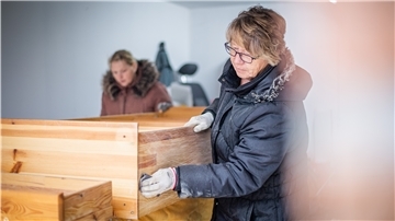 Im ersten Schritt schleift Yvonne Holst mit ihrer Schwiegermutter Anja Voss die Möbekstücke, um sie für den neuen Anstrich vorzubereiten. Foto: Hartmann