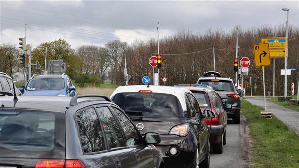 Im ersten Schritt wollen die Straßenbauer die Abbiegespuren auf der Atenser Allee verbreitern und verlängern.