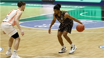 Im Europe Cup bekam es Aaron Cook Jr. (rechts) mit den Niners Chemnitz und Wesley van Beck zu tun. Bei der 72:98-Niederlage seines Teams KB Peja steuerte der Neuzugang der Eisbären sechs Punkte und drei Korbvorlagen bei.