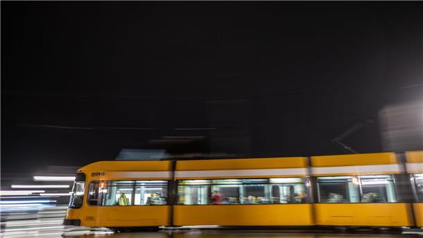 Im Fall der Messerattacke in einer Dresdner Straßenbahn befindet sich einer der beiden Tatverdächtigen in Untersuchungshaft (Symbolbild) 