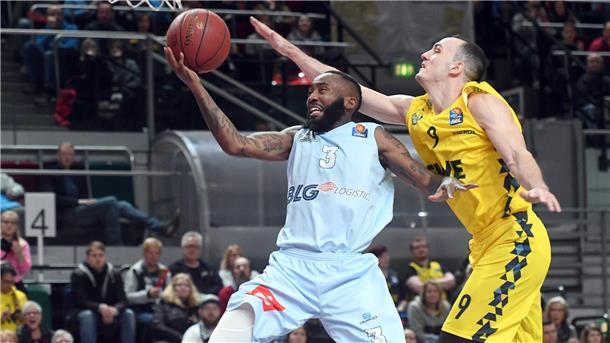 Im Februar 2019 gab es das letzte Nordderby in der ÖVB-Arena zwischen den Eisbären und den EWE Baskets Oldenburg. Auf dem Archivbild zieht Eisbären-Spielmacher Chris Warren gegen Karsten Tadda zum Korb.
