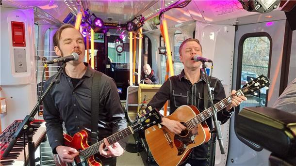 Rockband Mando Diao kommt nicht zum Tag der Niedersachsen Im Februar 2023 spielte Mando Diao in einer Stadtbahn in Hannover, ihr Auftritt beim Tag der Niedersachsen in diesem Jahr fällt aus. (Archivbild)
