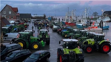 Mahnwache im Fedderwardersieler Hafen