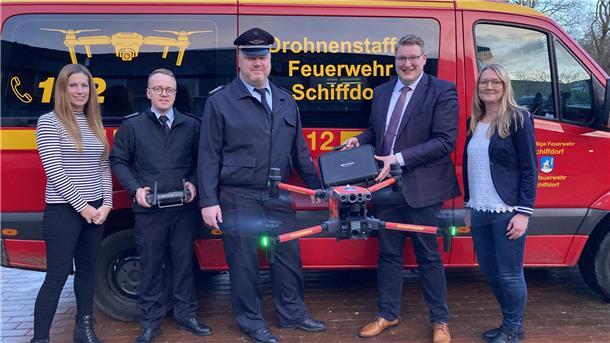 Im Feuerwehrauto ist die Technik installiert, damit der Einsatzleiter die Drohnenbilder auf dem Bildschirm verfolgen kann. Über das Hightech-Gerät freuen sich (von links) Ines Hartwig, Florian Wiesner, Thorsten Müller, Henrik Wärner und Olga Schket.