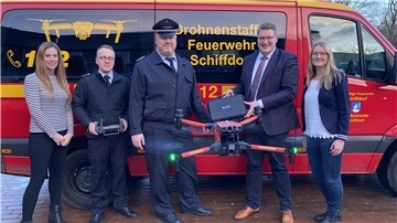 Im Feuerwehrauto ist die Technik installiert, damit der Einsatzleiter die Drohnenbilder auf dem Bildschirm verfolgen kann. Über das Hightech-Gerät freuen sich (von links) Ines Hartwig, Florian Wiesner, Thorsten Müller, Henrik Wärner und Olga Schket.