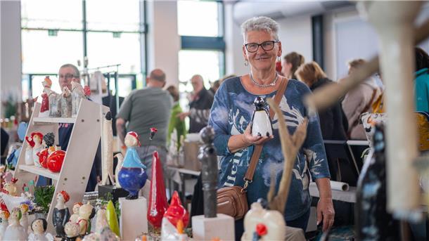 Hi, Fisch! Bilder der Fischparty im Fischereihafen Bremerhaven (mit Sonntag) Im Fischbahnhof stellten Künstler und Händler ihre Schmuckstücke beim Kunsthandwerkermarkt aus. Im Bild: Anke Bergmann.