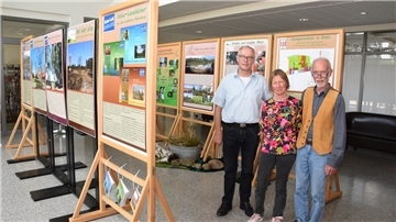 Im Foyer des Selsinger Rathauses ist die Ausstellung "Auf dem Weg - Naturschutz im Landkreis Rotenburg (Wümme)" zu sehen. Samtgemeindebürgermeister Gerhard Kahrs (links) ruft die Bürger dazu auf, die Ausstellung zu besichtigen, die die Kreis-Naturschutzbeauftragte Christiane Looks (Mitte) mit ihrem Mann Joachim zusammengestellt hat, der Fotos beisteuert.