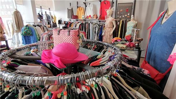 Im Frauenpower-Secondhand Geschäft hat immer ein Janine Wagner immer offenes Ohr für ihre Kundinnen. Hier findet sich klassische Damenmode zum kleinen Preis.