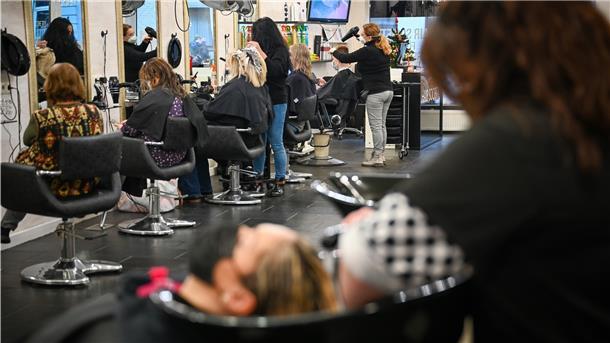 Im Friseursalon von Sidika Arslan in der Schillerstraße herrscht vor dem Lockdown Hochbetrieb.
