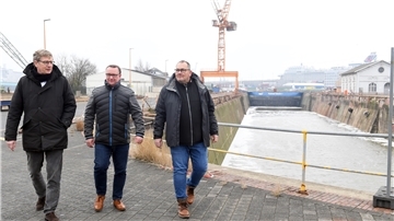 Im Frühjahr begrüßte Nils Bothen (rechts) noch Politiker wie Uwe Schmidt (Mitte) auf der Lloyd Werft. Jetzt will er selbst in die Politik: Der SPD-Ortsverein Wulsdorf nominierte ihn für die Bürgerschaftswahl.