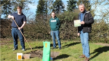 Im Garten des Jugendhauses „Ourhouse“ in Bad Bederkesa soll auch ein Quadratmeter zur Blumeninsel werden. Dafür haben (von links) Leon Kernchen, Dominik Götz und Manfred Ahlers bereits gesorgt.