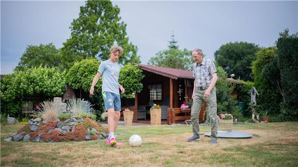 Im zweiten Anlauf klappt es für JFV-Talent Mika Wallentowitz bei Werder Bremen Im Garten von Opa Ewald Edebohls in Wehden hat Mika Tom Wallentowitz als Fünfjähriger mit dem Fußballspielen angefangen.