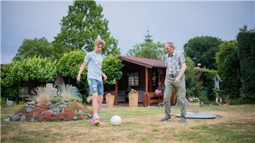 Im Garten von Opa Ewald Edebohls in Wehden hat Mika Tom Wallentowitz als Fünfjähriger mit dem Fußballspielen angefangen.