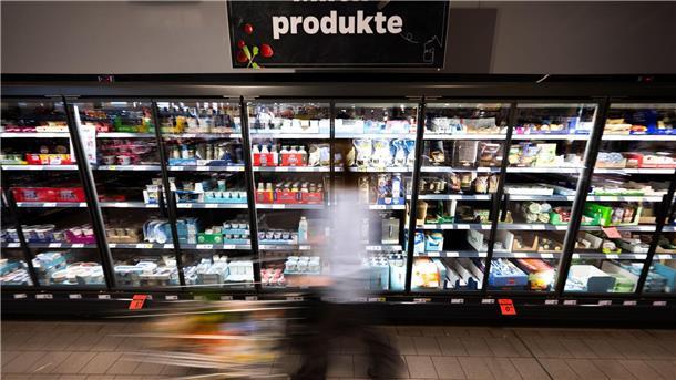 Im Geldbeutel bleibet mehr drin: Butter und Milch sind günstiger zu haben. (Archivbild)