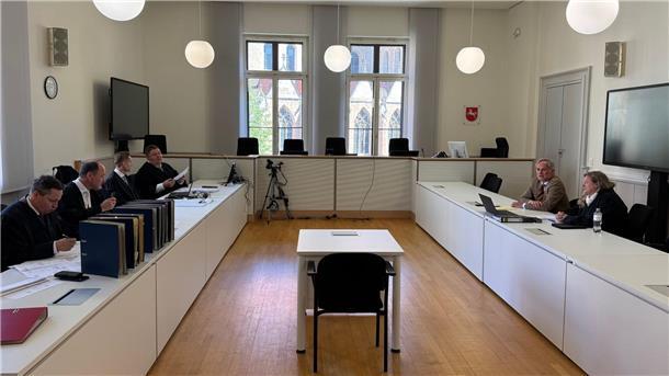 Im Gerichtssaal sitzen sich die Volkswagen-Anwälte (l.) und die Anwälte der Kläger gegenüber.